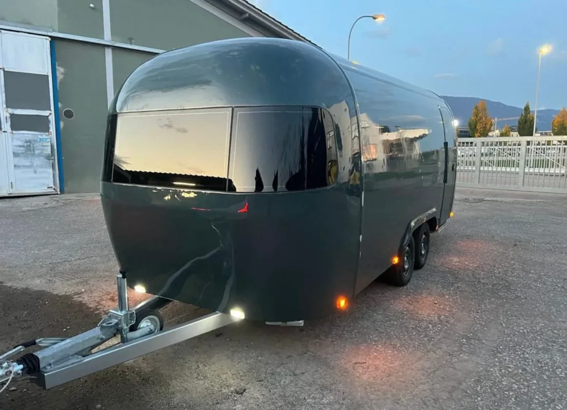 Retro-Foodtrailer von hinten mit Beleuchtung