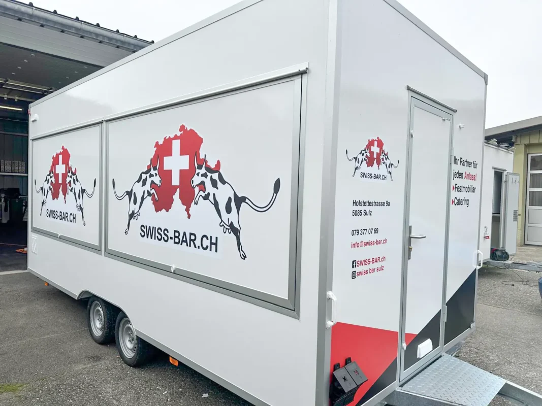 Langer Verkaufswagen mit Schweizer Folierung