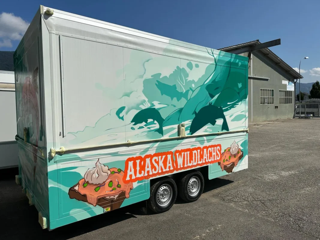 Verkaufswagen «Alaska Wildlachs» mit Graffiti-Folierung