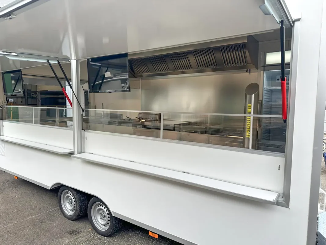 Innenausbau mit Dunstabzug und Fritteusen