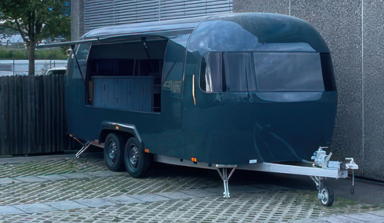 Retro-Foodtrailer mit Verkaufsfenster