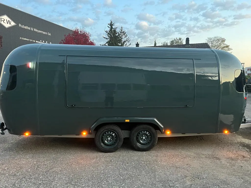 Dunkelgrüner Foodtrailer in Retro-Rundform