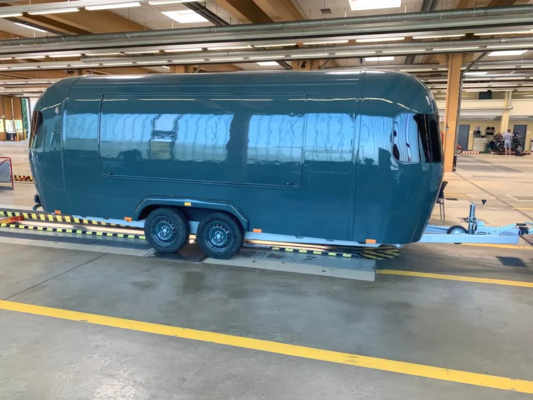 Blauer Retro-Foodtrailer in der Halle