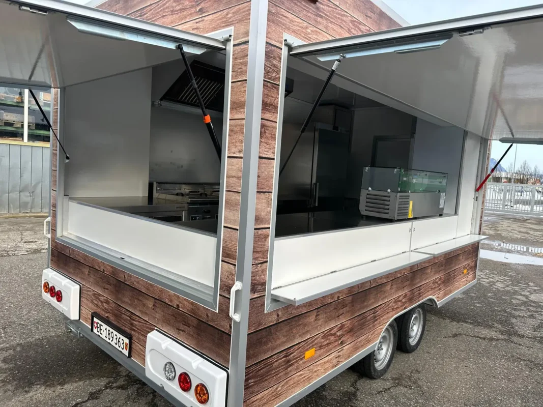 Geöffneter Verkaufswagen in Holz-Optik