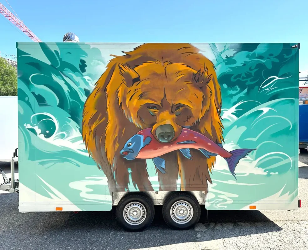 Foodanhänger mit Graffiti-Folierung: Bär mit Lachs